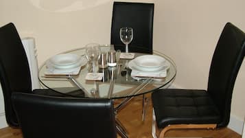 Full-sized fridge, microwave, oven, stovetop