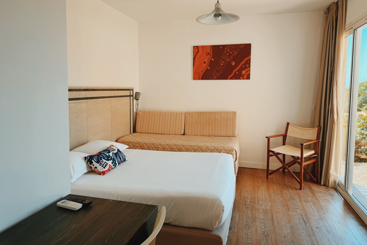 Standaard kamer, terras | Luxe beddengoed, een kluis op de kamer, een bureau