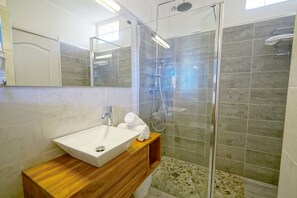 Tina, amenidades de baño gratuitas, secadora de cabello, toallas 