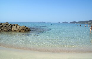 En la playa, arena blanca, kayak, bote de remos