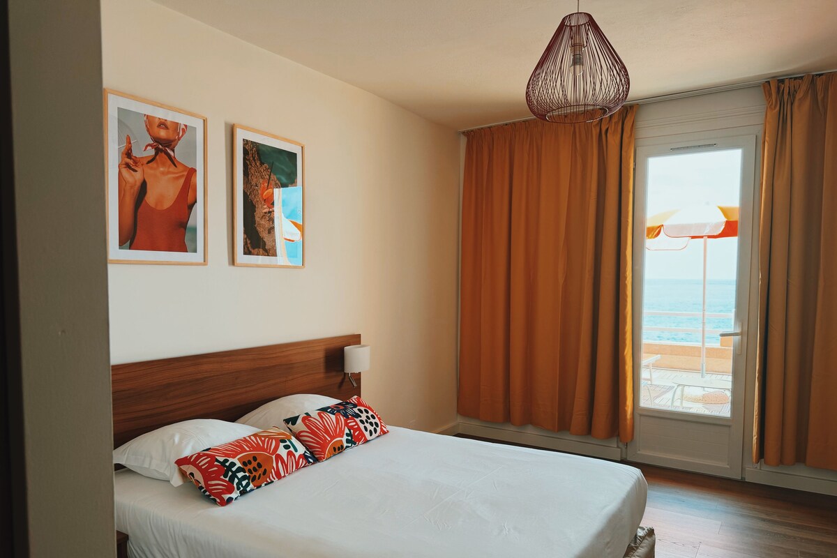 Kamer, terras, uitzicht op zee | Luxe beddengoed, een kluis op de kamer, een bureau