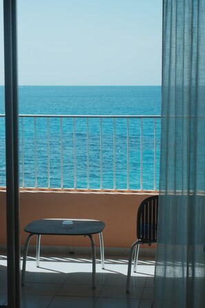 Kamer, balkon, uitzicht op zee | Luxe beddengoed, een kluis op de kamer, een bureau