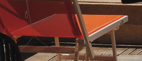 Eine Terrasse mit Sitzgelegenheit und Meerblick.
