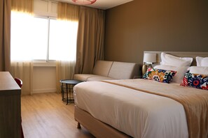 Ropa de cama de alta calidad, caja fuerte, escritorio y cortinas opacas