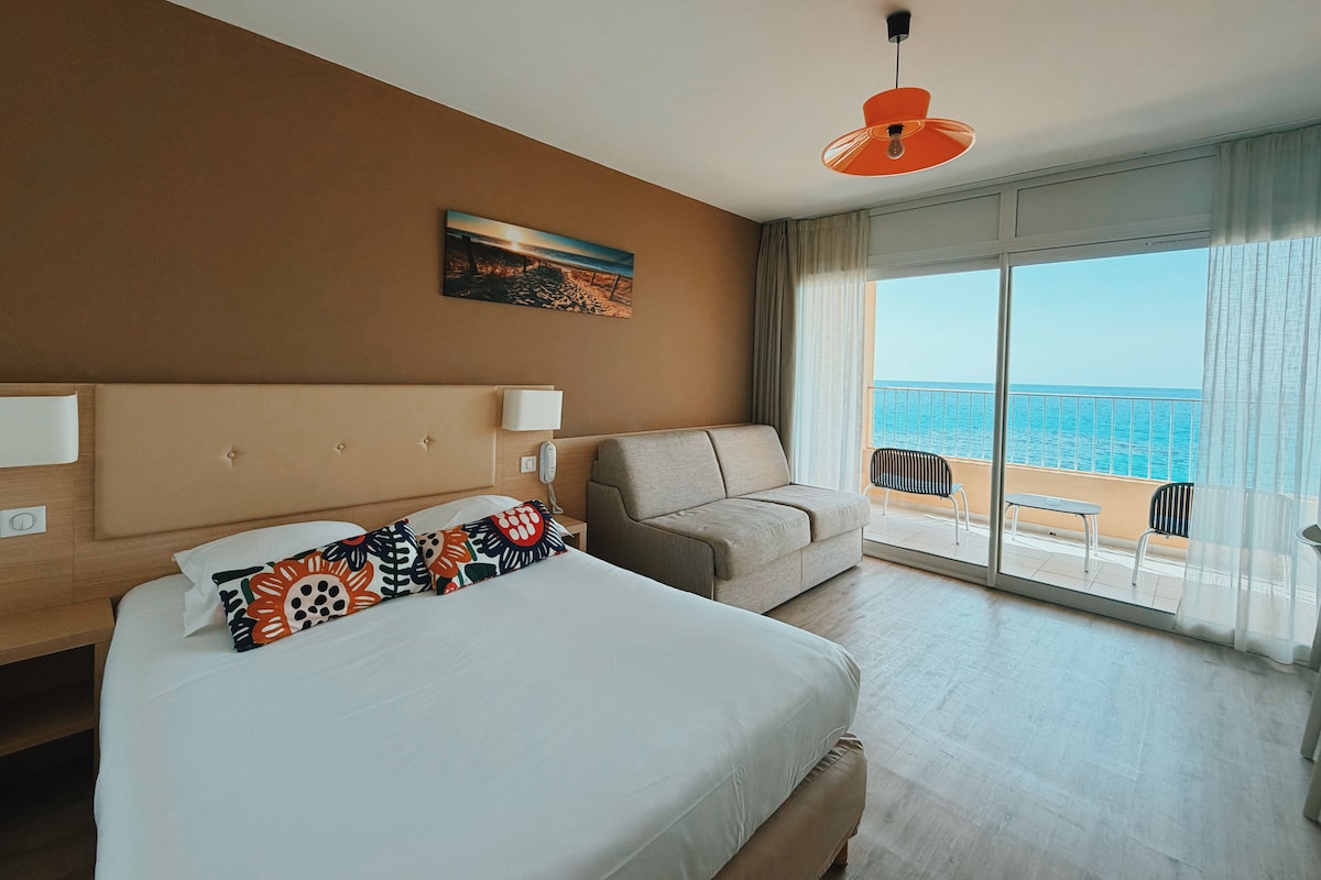 Kamer, balkon, uitzicht op zee | Luxe beddengoed, een kluis op de kamer, een bureau