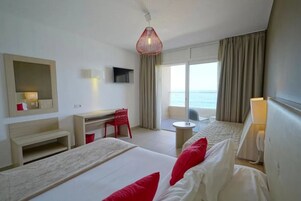 Ropa de cama de alta calidad y caja de seguridad en la habitación 