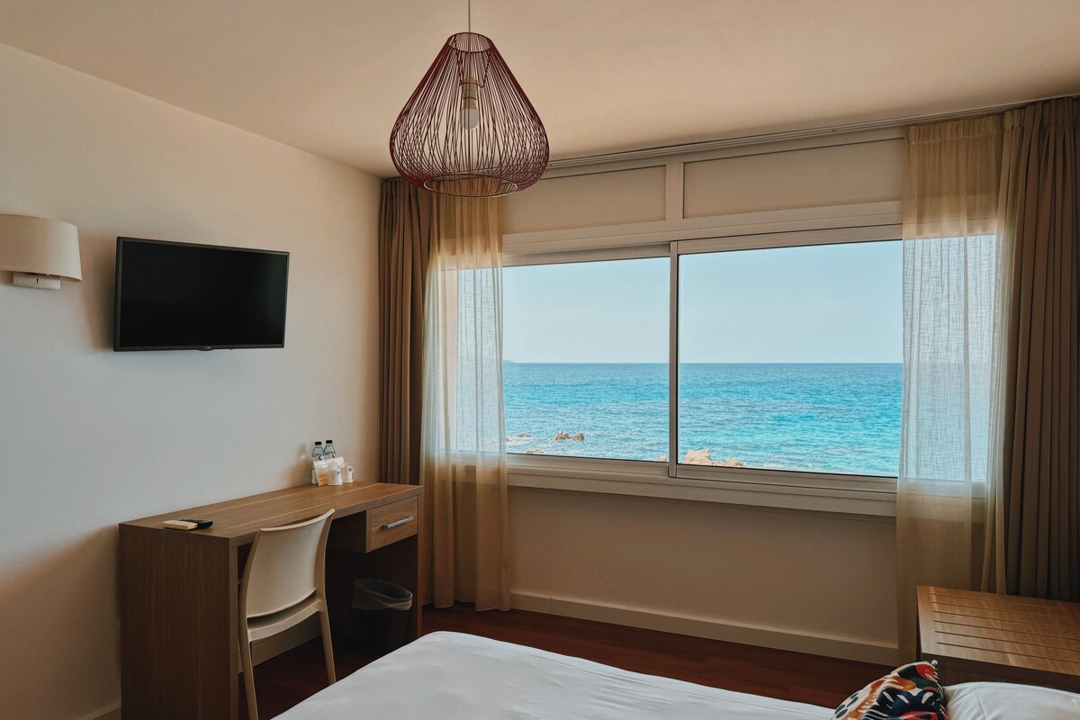 Kamer, uitzicht op zee | Luxe beddengoed, een kluis op de kamer, een bureau