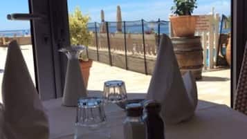 Ze serveren er lunch en diner