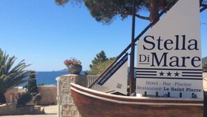 A sign for Stella Di Mare, indicating it is a hotel, bar, and restaurant with a view of the sea.