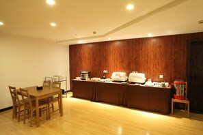Daily buffet breakfast (CNY 10 per person)