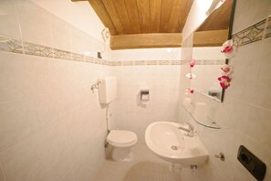 Comfort Quadruple Room | Bathroom | Shower, hair dryer, towels, soap