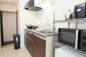 501号室 (BR-501) | 専用簡易キッチン | 冷蔵庫、電子レンジ、調理器具と食器