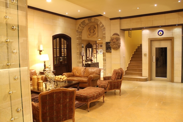 Coin salon dans le hall