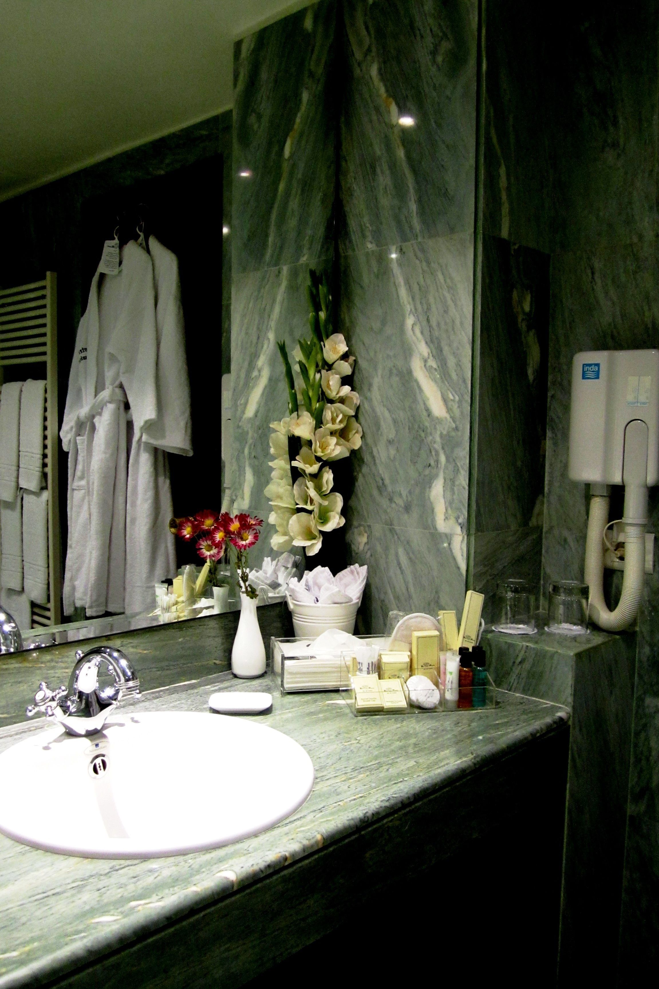grand suite | bathroom | combined shower/bathtub, rainfall showerhead, free toiletries
