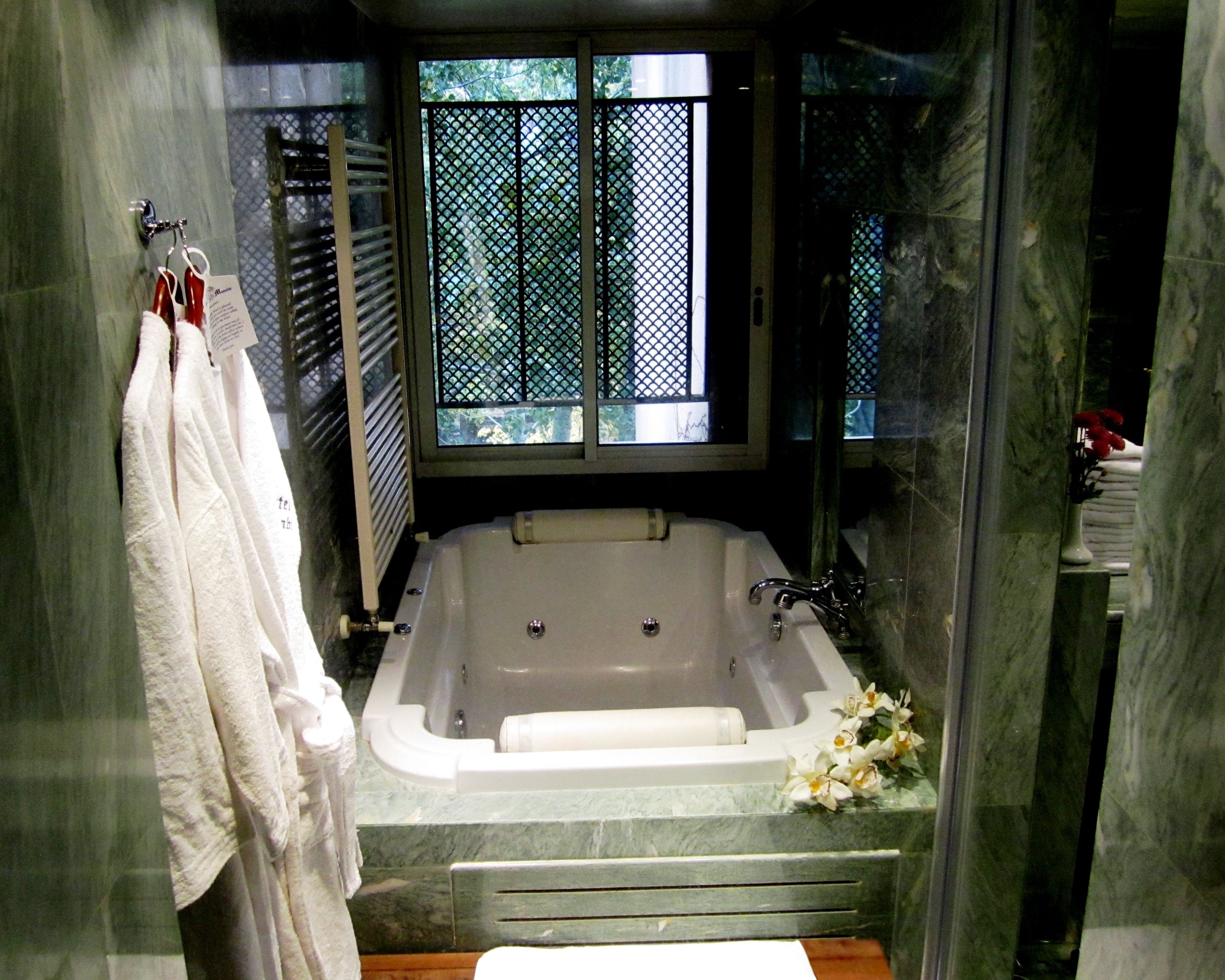 grand suite | bathroom | combined shower/bathtub, rainfall showerhead, free toiletries