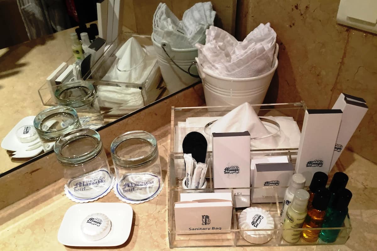 combined shower/bathtub, rainfall showerhead, free toiletries