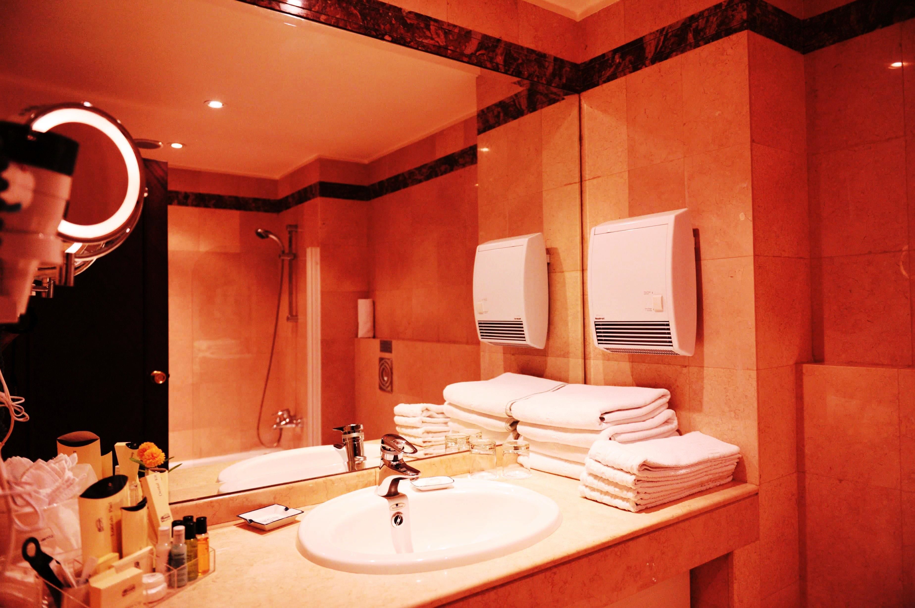 executive suite | bathroom | combined shower/bathtub, rainfall showerhead, free toiletries