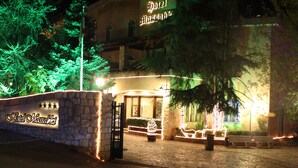 Bagian depan properti - sore/malam