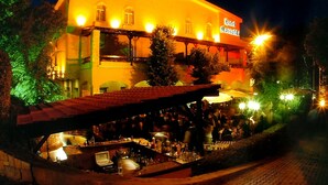 Bagian depan properti - sore/malam