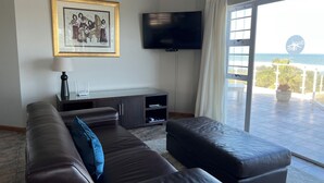 Penthouse | Living area | 73-cm flat-screen TV with satellite channels, TV - Benri B&B (East London)