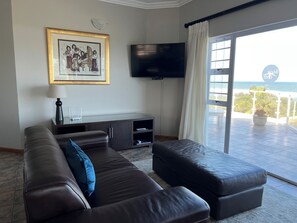 Appartement exclusif, 2 chambres, vue sur l’océan | Aire de séjour | Téléviseur à écran plat de 73 cm avec télévision par satellite