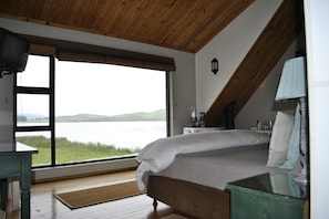 Lakeside Chalet | Premium bedding, pillowtop beds, in-room safe, individually decorated - Sani Valley Nature Lodges (Himeville)