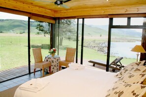 Sunset Lodge | Premium bedding, pillowtop beds, in-room safe, individually decorated - Sani Valley Nature Lodges (Himeville)