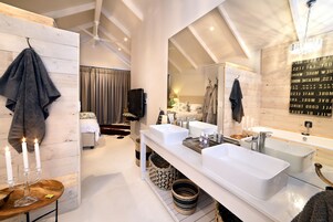 家庭独立别墅, 4 间卧室 | 浴室 | 独立的浴缸和淋浴、深泡浴缸、免费洗浴用品、吹风机