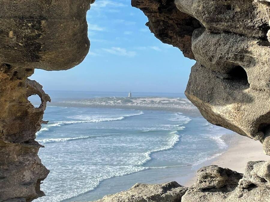 Nær stranden og hvit sand