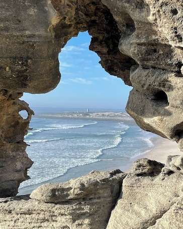 Una playa cerca, arena blanca