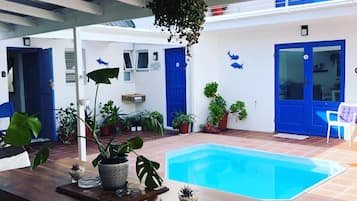Piscina all'aperto, lettini