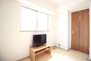 1 habitación, escritorio, tabla de planchar con plancha y wifi gratis 