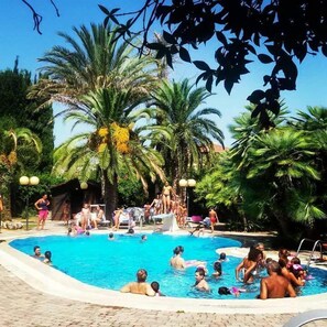 Seasonal outdoor pool, pool umbrellas, sun loungers - All'ombra del palmeto (Taranto)