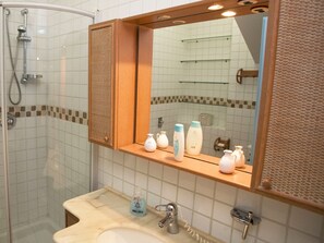 Triple Room | Bathroom | Shower, free toiletries, hair dryer, bidet - All'ombra del palmeto (Taranto)