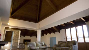 Departamento, 2 habitaciones (Private External Bathroom) | Área de sala de estar | Televisión de pantalla plana