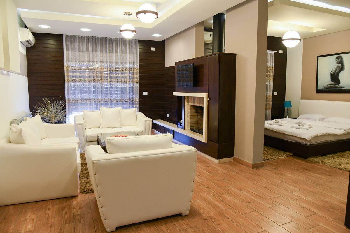 Deluxe Suite | Minibar, in-room safe, soundproofing, free WiFi