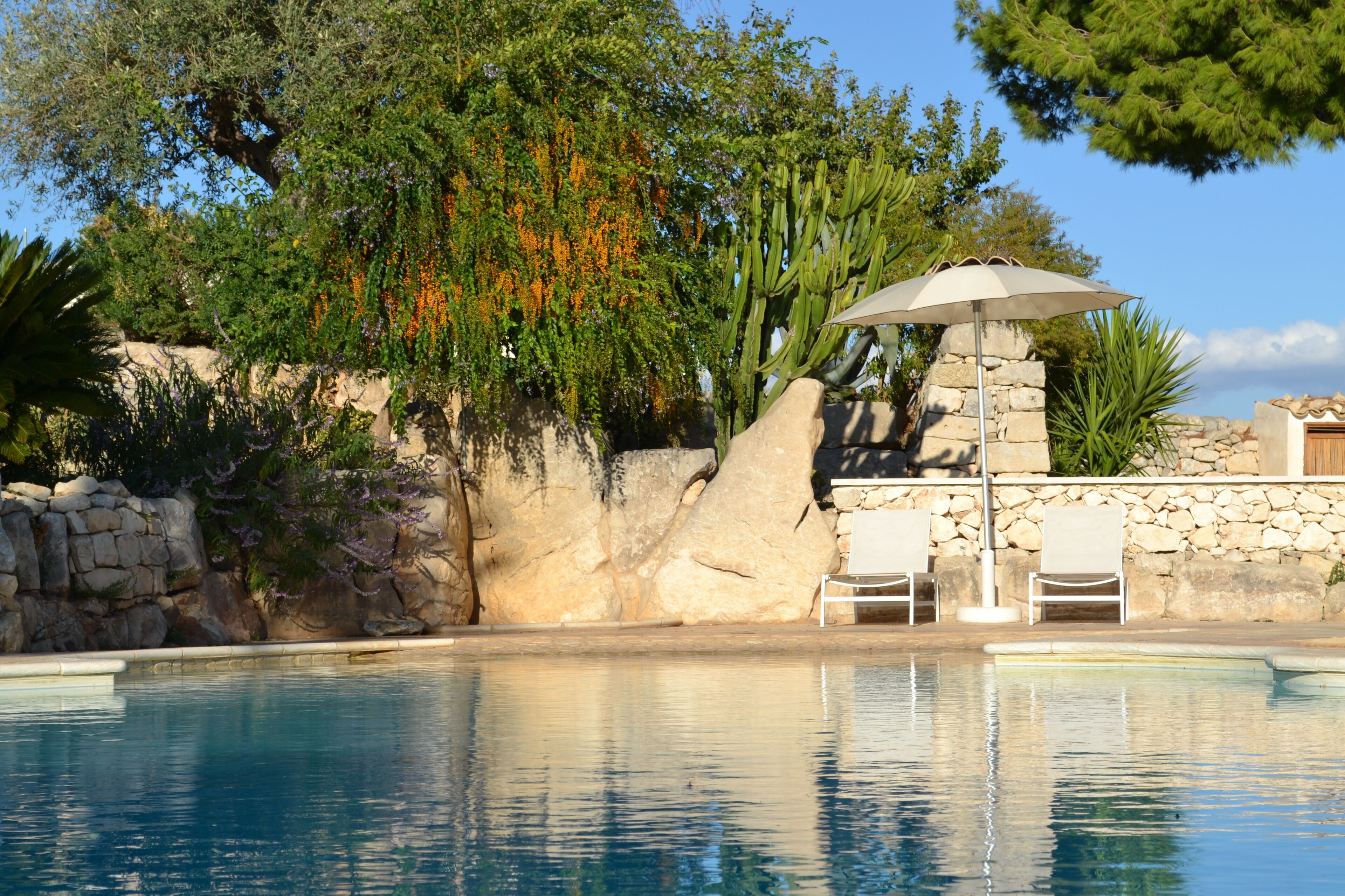 Außenpool (je nach Saison geöffnet), Sonnenschirme, Liegestühle