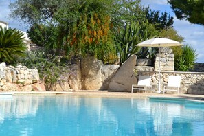 Seasonal outdoor pool, pool umbrellas, sun loungers - Antica Masseria Timparuci (Modica)