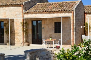 Comfort Double or Twin Room | Egyptian cotton sheets, premium bedding, down comforters, in-room safe - Antica Masseria Timparuci (Modica)
