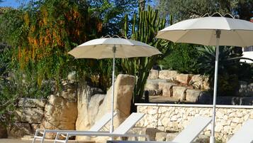 Außenpool (je nach Saison geöffnet), Sonnenschirme, Liegestühle