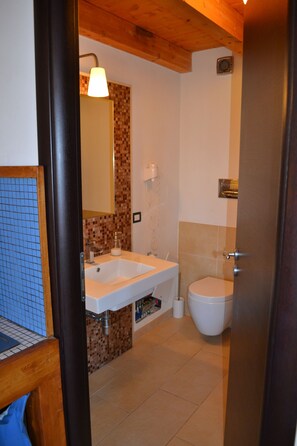 Classic Studio, Kitchenette, Garden View | Bathroom | Shower, rainfall showerhead, free toiletries, hair dryer - Antica Masseria Timparuci (Modica)