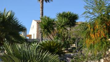 Útilaug sem er opin hluta úr ári, sólhlífar, sólstólar