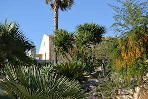 Außenpool (je nach Saison geöffnet), Sonnenschirme, Liegestühle