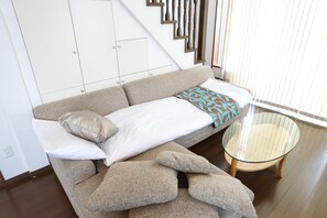 Room (MG-805) | Living area | Flat-screen TV