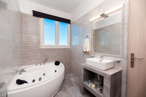 Deluxe-sviitti | Kylpyhuone | Suihku, ilmaiset hygieniatuotteet, hiustenkuivaaja, kylpytakit