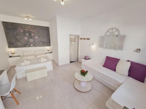 Triple Room | Individually decorated, individually furnished, desk, soundproofing - Villa Anto (Santorini)