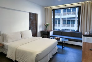 Familiekamer | Een kluis op de kamer, een bureau, geluiddichte muren