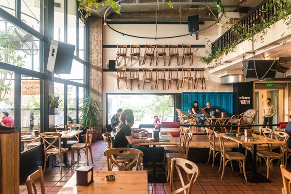 Serveert ontbijt, lunch en diner