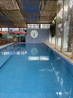 Una piscina al aire libre de temporada