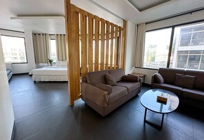 Standaard kamer | Een kluis op de kamer, een bureau, geluiddichte muren